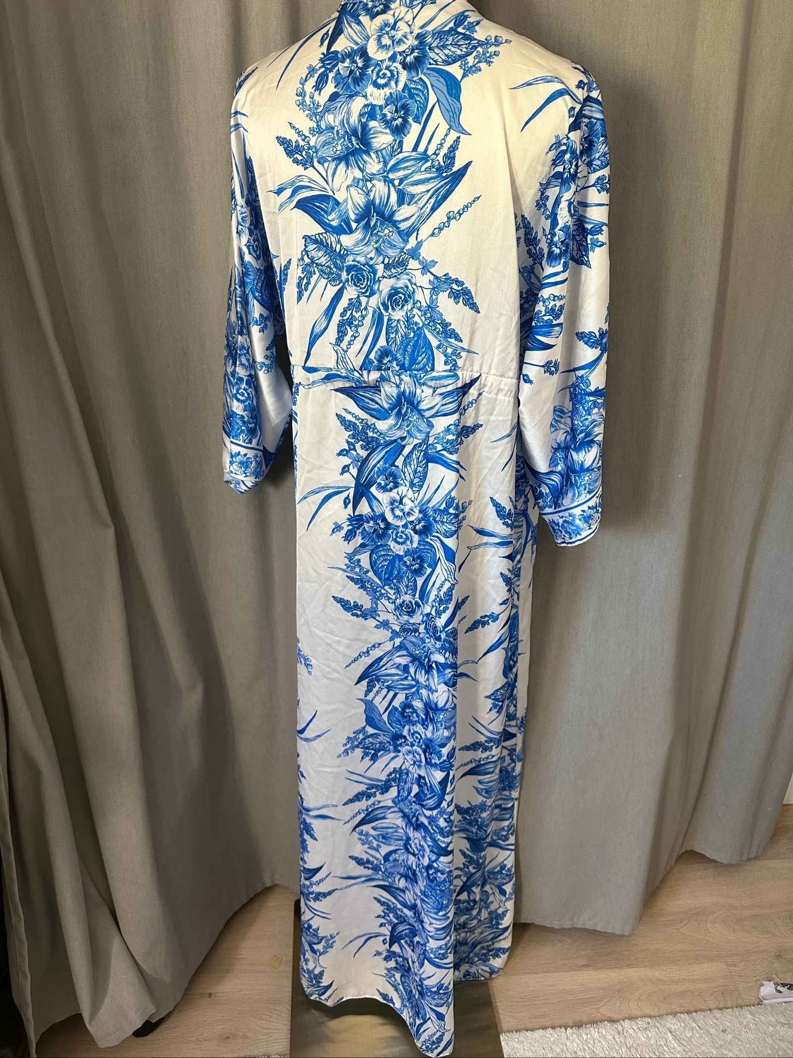 Robe longue satinée blanche & bleue à imprimé floral – Taille unique – photo 6